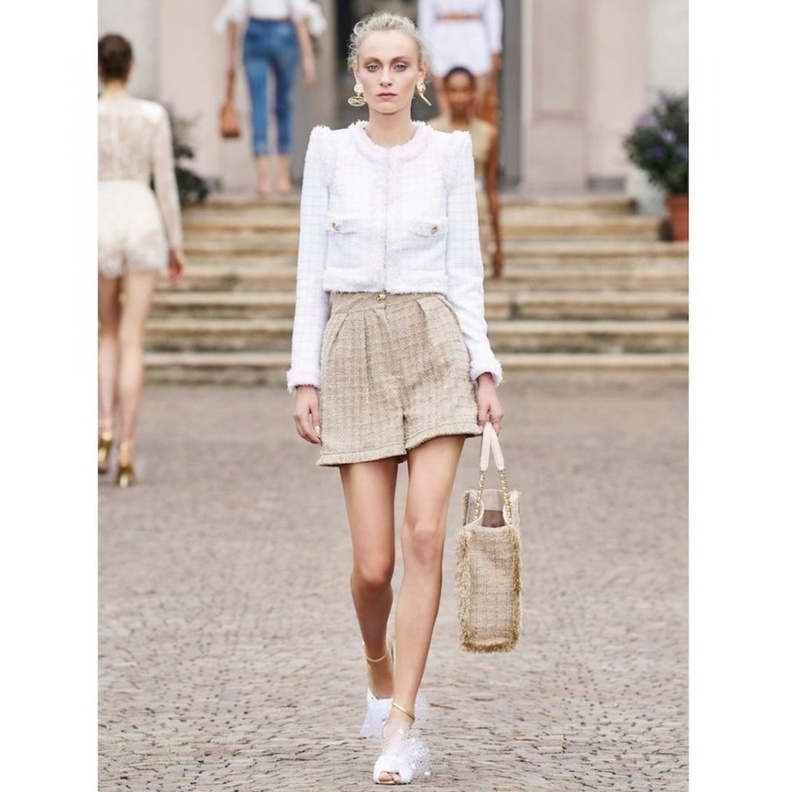 الشورت القصير باللون البنفسجي بتصميم من Andrew GN