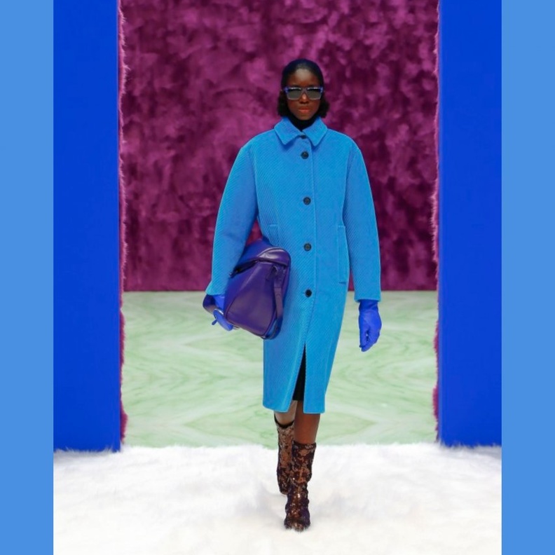 أزياء بدرجات الأزرق المتنوعة من مجموعات خريف 2021