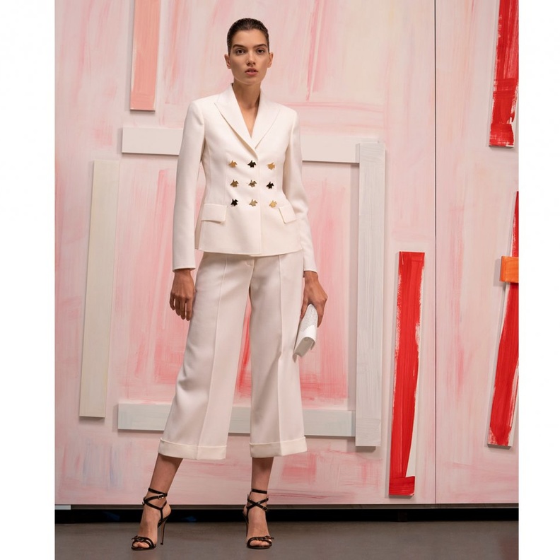 تنسيق اطلالات بموضة البرمودا الواسع من وحي Akris