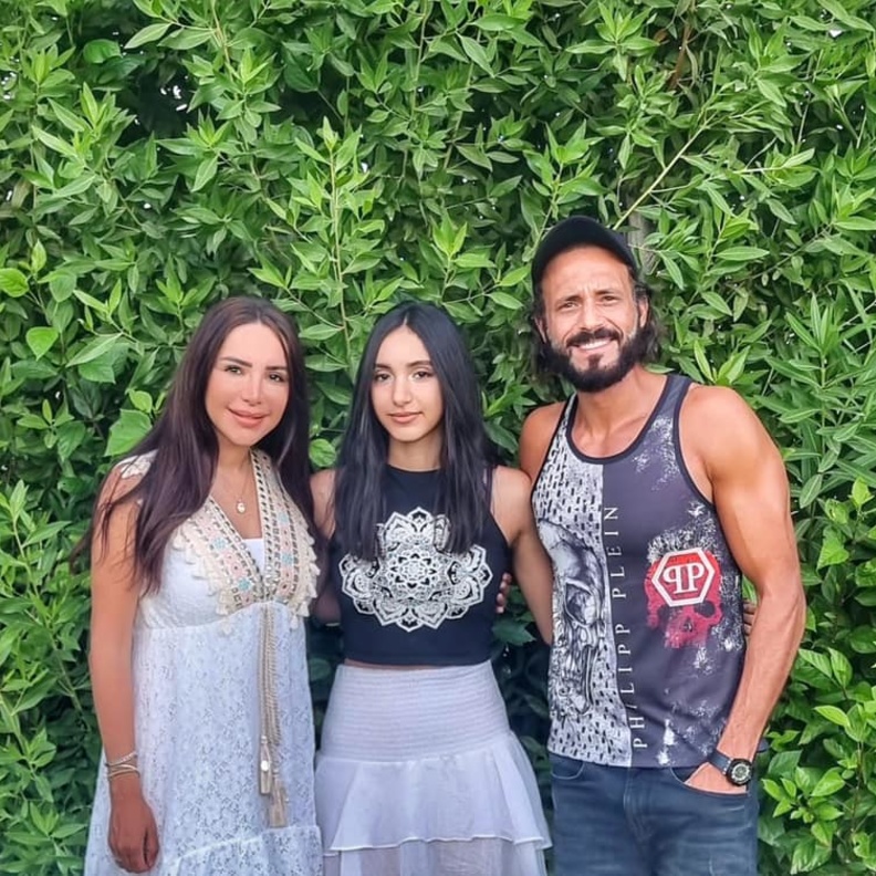 يوسف الشريف وإنجي علاء وابنتهما