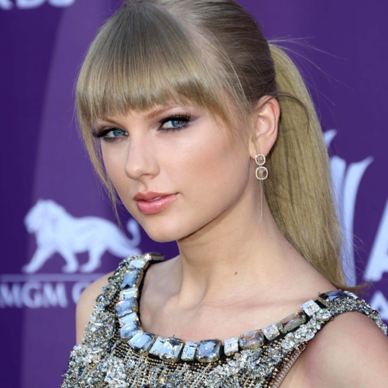 تسريحات شعر أنيقة وملفتة مع الغرة على طريقة النجمات العالميات