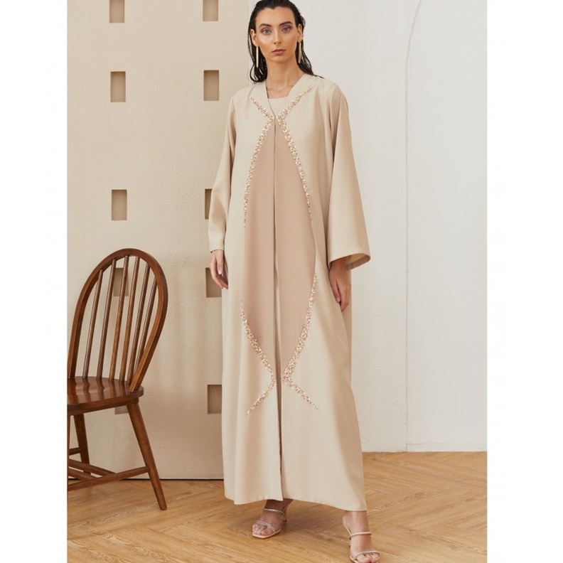 البساطة والأناقة بعباية جذابة وناعمة من تصميم THE DAFAH