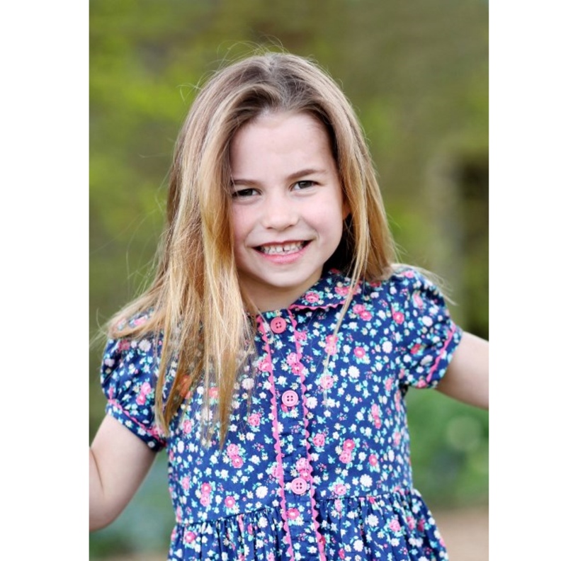 نشرت دوقة كمبريدج صورة إبنتها بفستان كحليّ مزيّن بالورود الملوّنة وبقصة الياقة بأسلوب Peter Pan