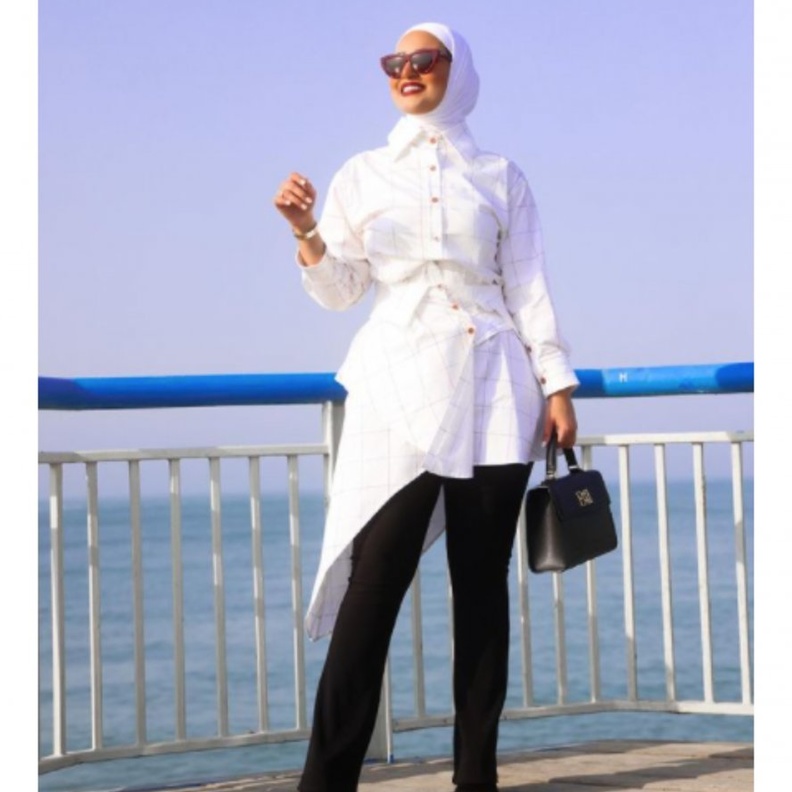 افكار لتنسيق القميص الصيفي للمحجبات على طريقة دلال الدوب