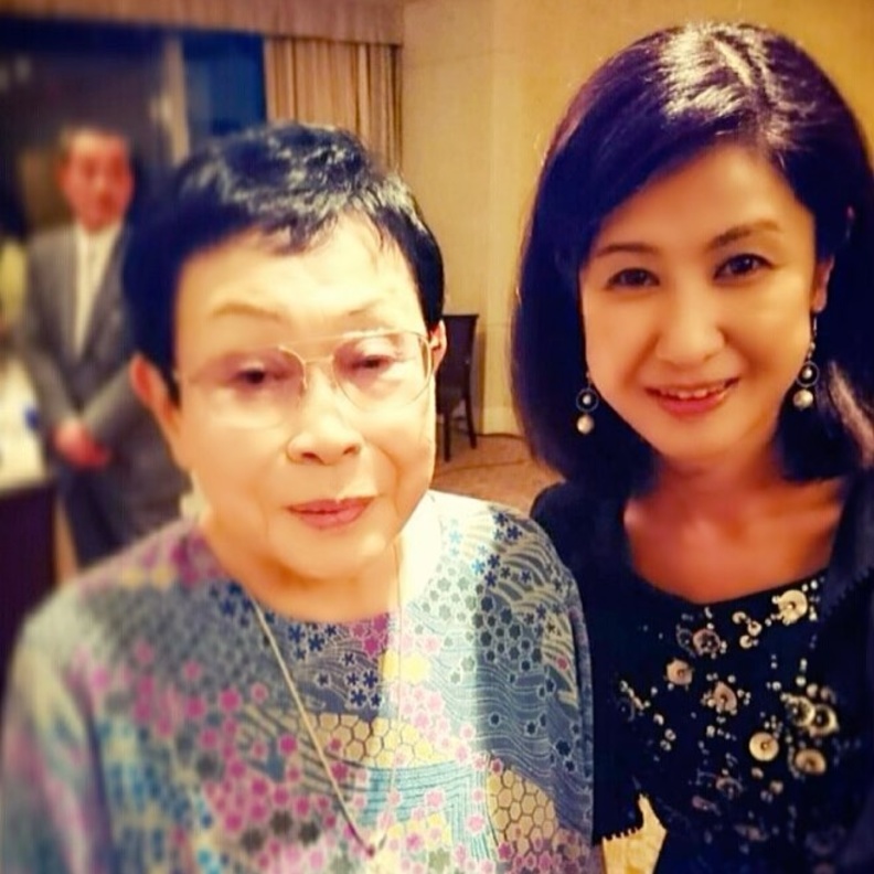 كوباياشي أياكو  مع الكاتبة الراحلة سوجاكو هاشيدا 