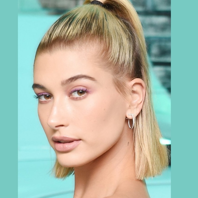 تسريحات شعر للصبايا مع الرفعة النصفية من وحي اطلالات هايلي بيبر 2021