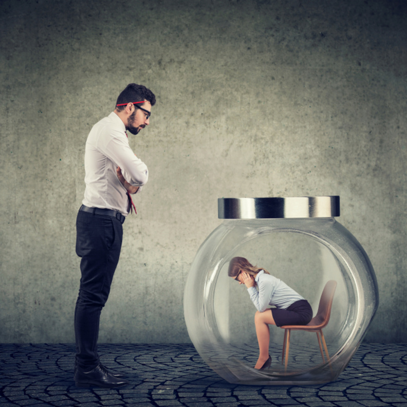 كيف تتعاملين مع مديرك المتسلط