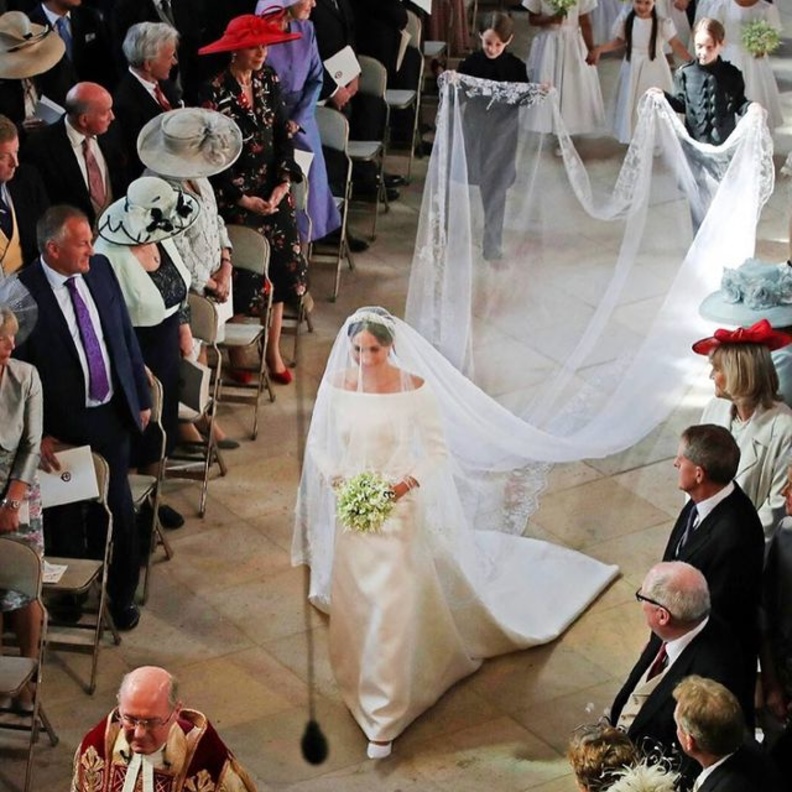  فستان زفاف الكريب والساتان ذو الأكمام المنخفضة من ماركة DB Studio