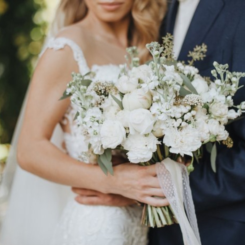 باقة زهور العروس بزهور الأوركيد طويل الساق والورد وتتميز بتصميمها الدرامي الجذاب