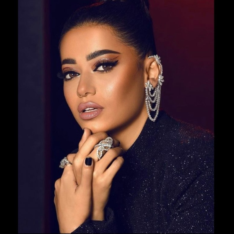 تسريحات الشعر المرفوع مع الكعكة باسلوب رحمة رياض- الصورة من انستغرام