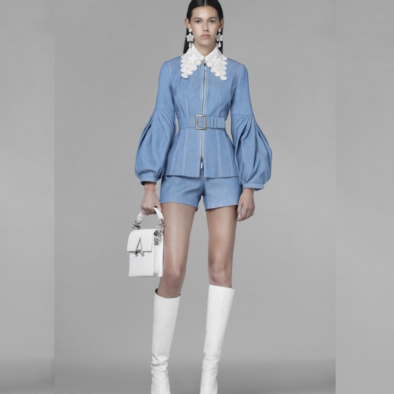 الشورت الدينم القصير بقصّة الخصر العالي من تصميم Andrew GN