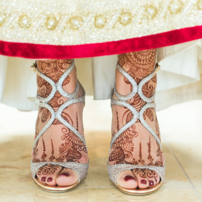 shutterstock_النقوش الهندية مميزة لأقدام العروس