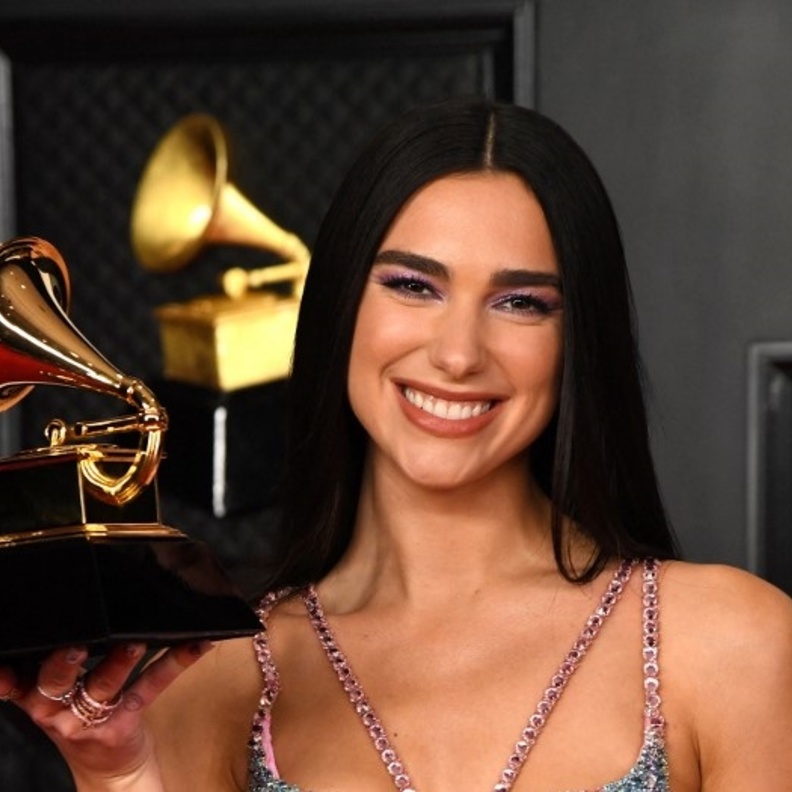 أحدث إطلالات دوا بالشعر الطويل والمكياج البنفسجي