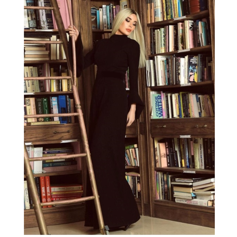 تميّز الجمبسوت بالياقة العالية والأكمام الطويلة وقصة الأرجل الواسعة