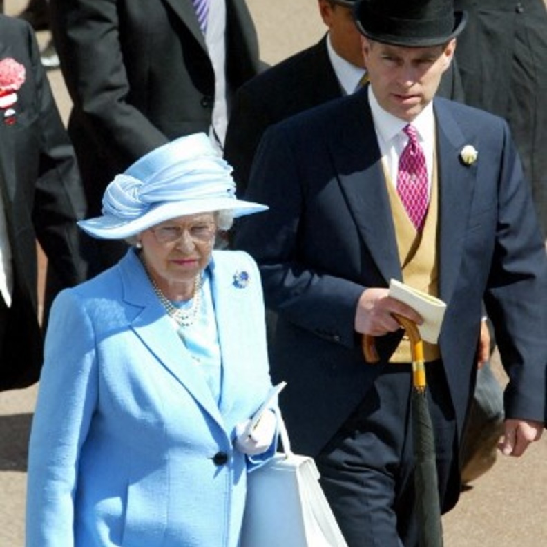 أزمة جديدة تواجها ملكة بريطانيا بسبب ابنها "المفضل" الأمير أندرو