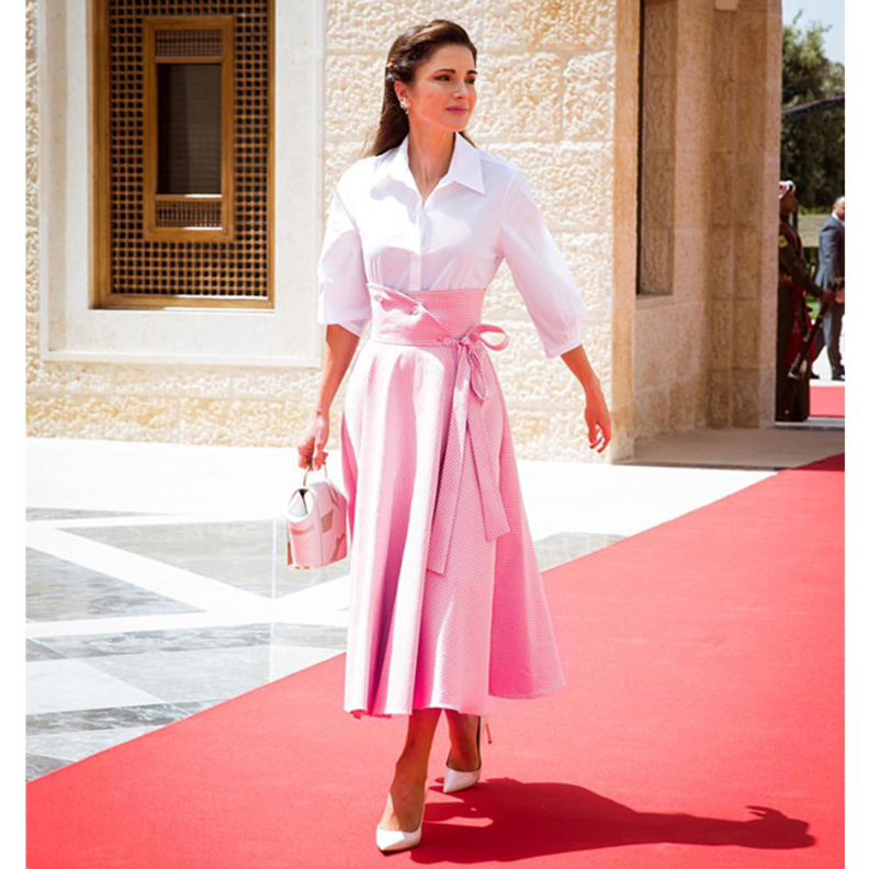 تنسيق التوب الابيض مع التنانير الكلوش باسلوب الملكة رانيا- الصورة من حسابها على انستغرام