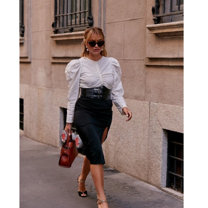 اختاري بلوز بنقشة الكارو مع بنطلون جينز لإطلالة كاجوال