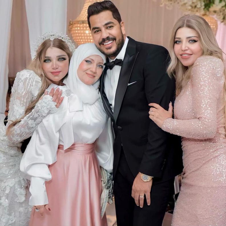 ياسمين الخطيب مع والدتها وشقيقتها في يوم الزفاف- الصورة من حساب ياسمين الخطيب على فيسبوك
