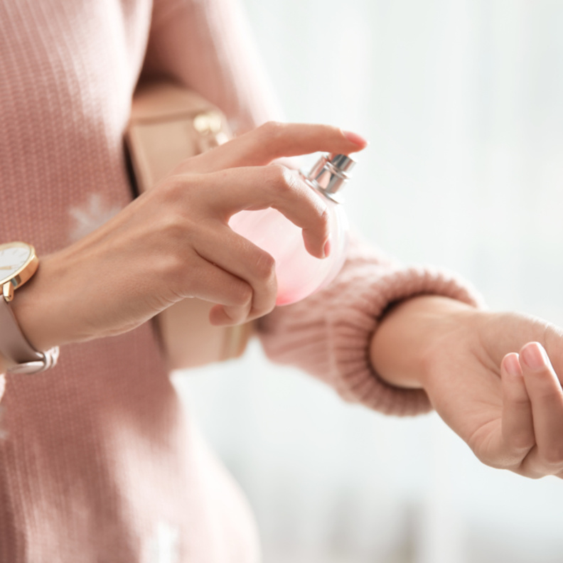 أنواع العطور النسائية بروائح العود في يوم المرأة الإماراتية