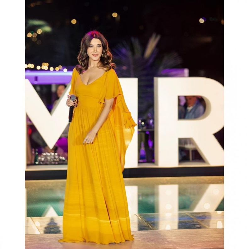 الفستان الاصفر الطويل بالقماش الهدل