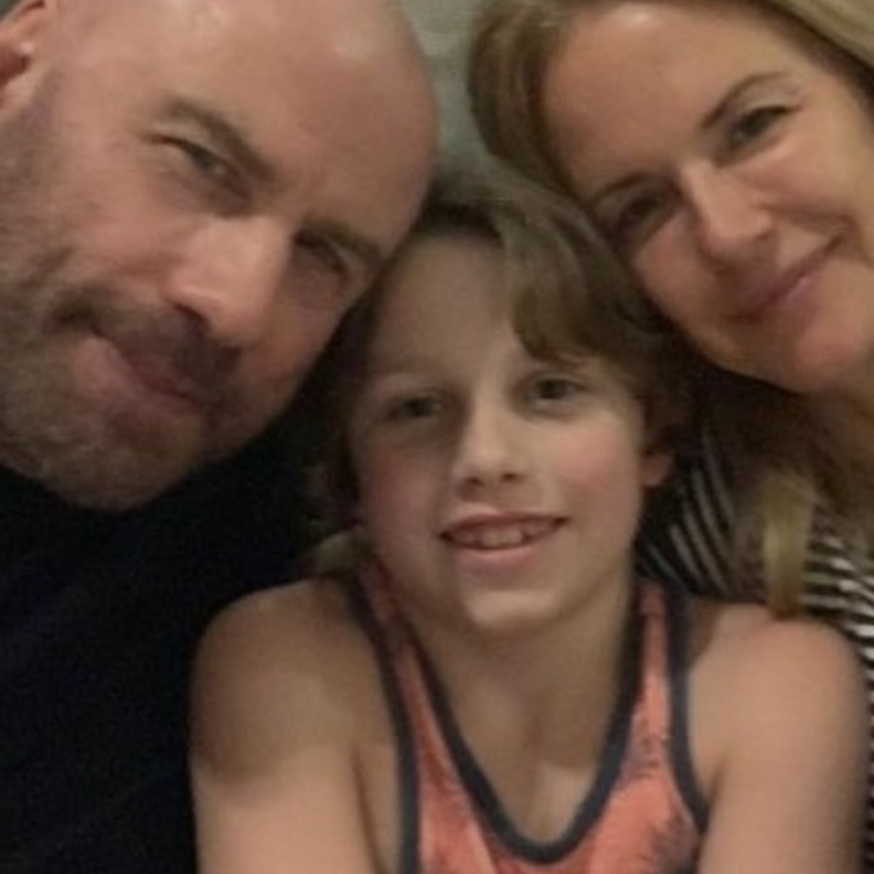 جون ترافولتا وزوجته كيلي بريستون وابنهما بن