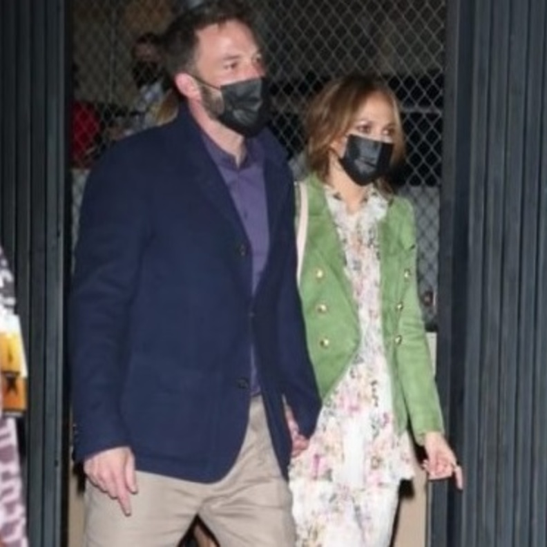 جينيفر لوبيز وبن أفليك أثناء حضور العرض المسرحي_الصورة من قناة E! News على يوتيوب