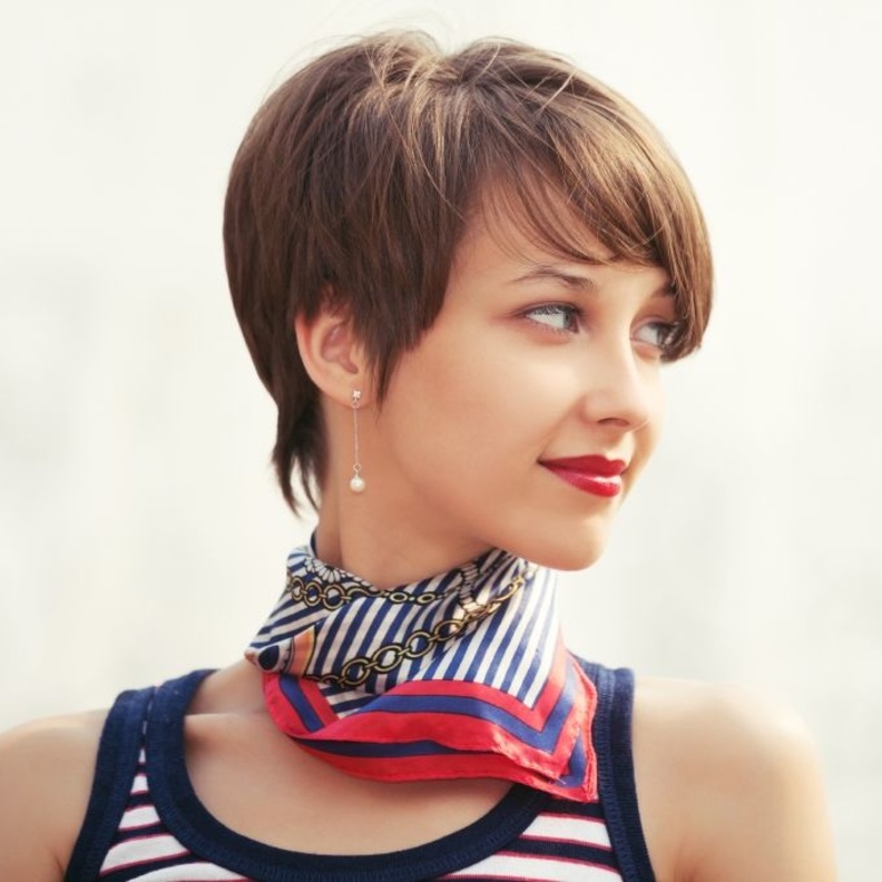  قصات شعر قصير مدرج مع الغرة الجانبية