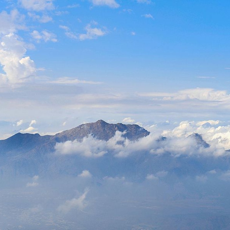 حلق في أحضان الغيوم مع أروع التجارب الطبيعية في الطائف - المصدر وكالة الأنباء السعودية 