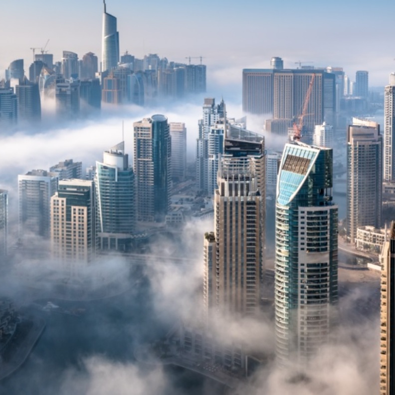 العالم يعانق السحاب من أرض الإمارات - المصدر وكالة أنباء الإمارات 