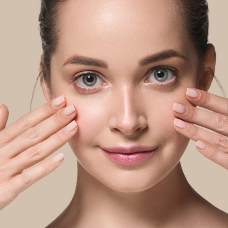 طريقة تقشير الوجه بالفراولة والسكر