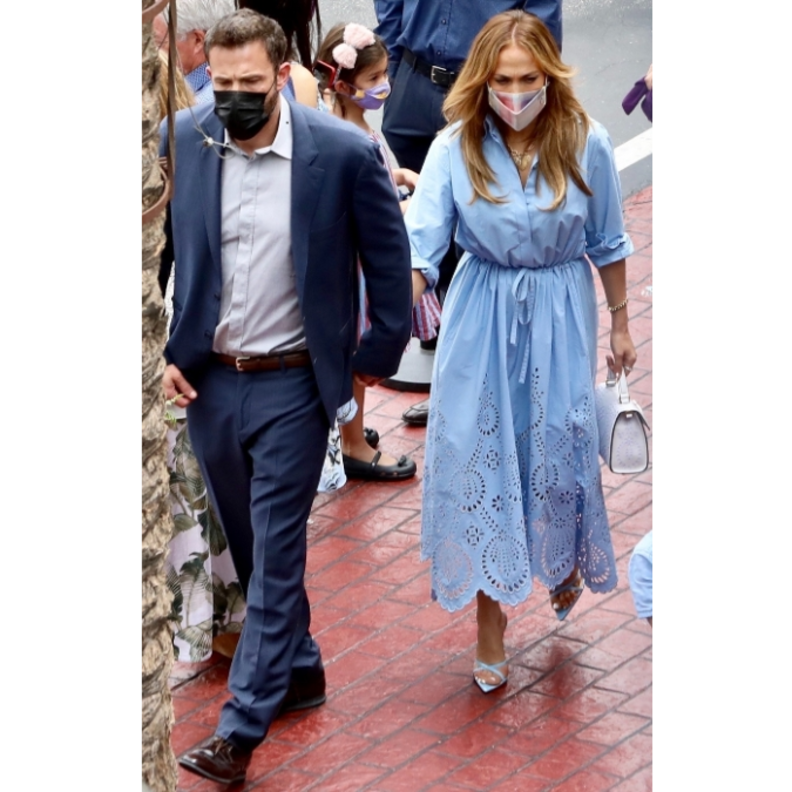 بدت جينيفر لوبيز ساحرة بالفستان الميدي الأزرق من مجموعة Valentino برفقة بن افليك