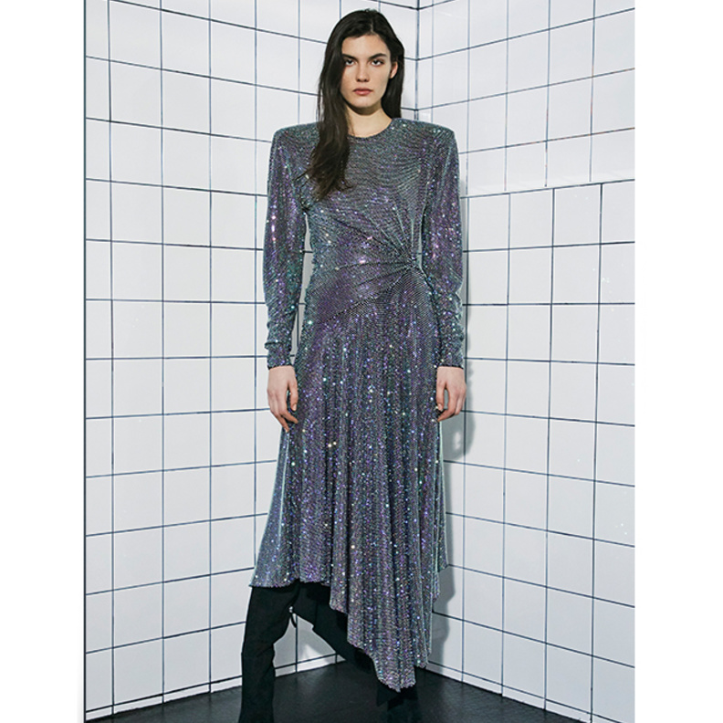 فساتين سهرة محتشمة بألوان فضية احتفالاً بيوم المرأة الإماراتية من دار Alexandre Vauthier