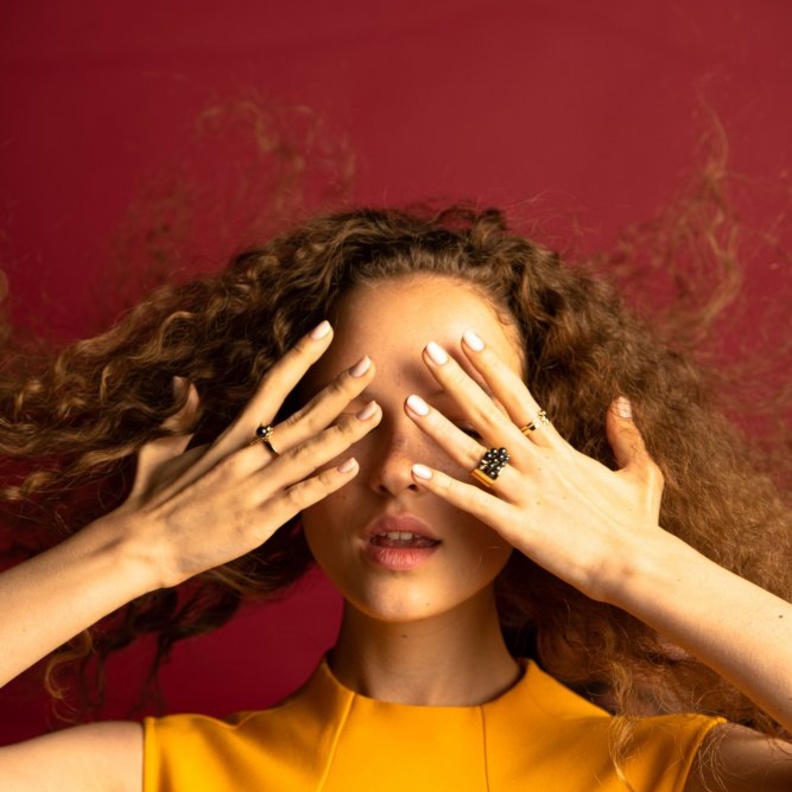  عالم تصميم المجوهرات في قالب هندسيّ مع دار Nijoud jewellery