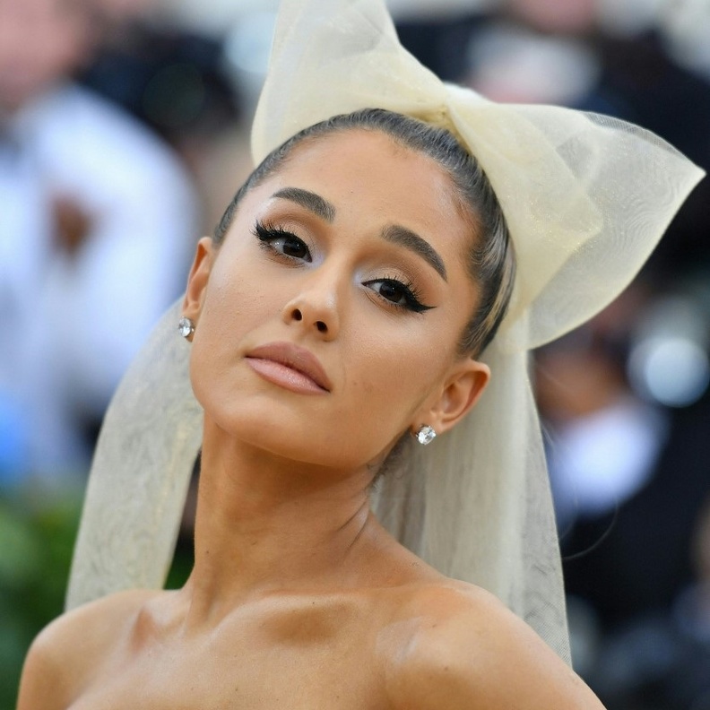 خطوات جمالية أساسية للحصول على إطلالة أريانا غراندي الشهيرة