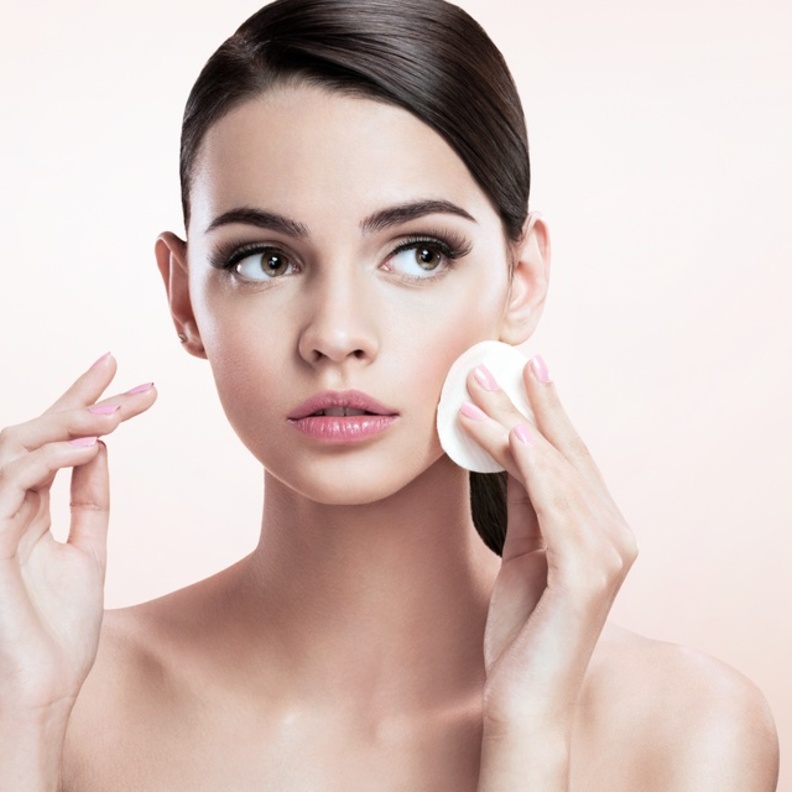 5 حيل ذكية تضمن عدم سيلان المكياج لصاحبات البشرة الدهنية