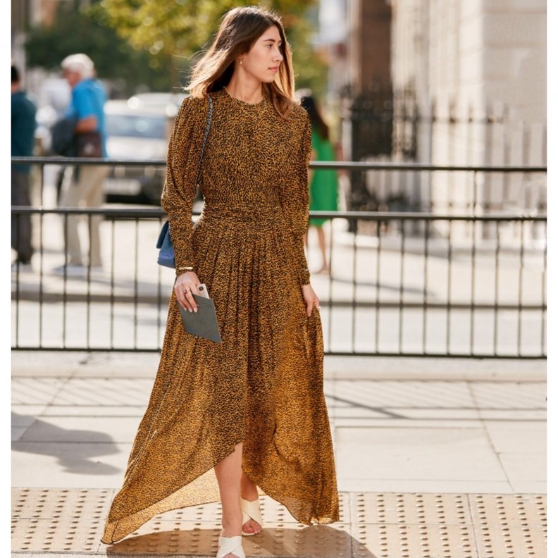  موديلات فساتين خريفية طويلة تناسب الطقس المتقلب