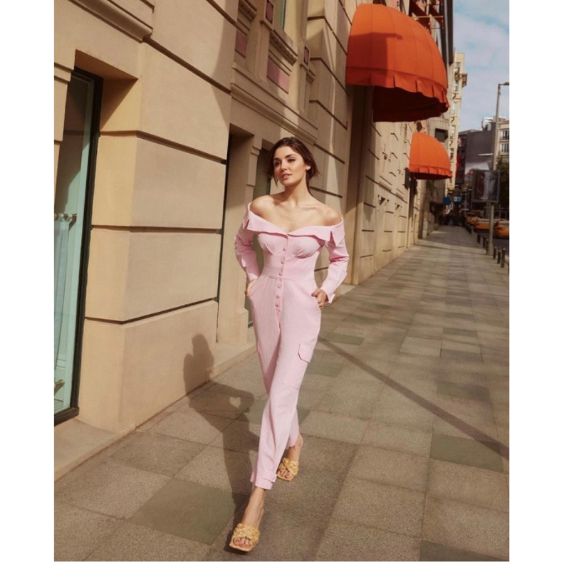 بدت ساحرة بالجمبسوت الزهري الذي تميّز بقصة الأوف شولدرز