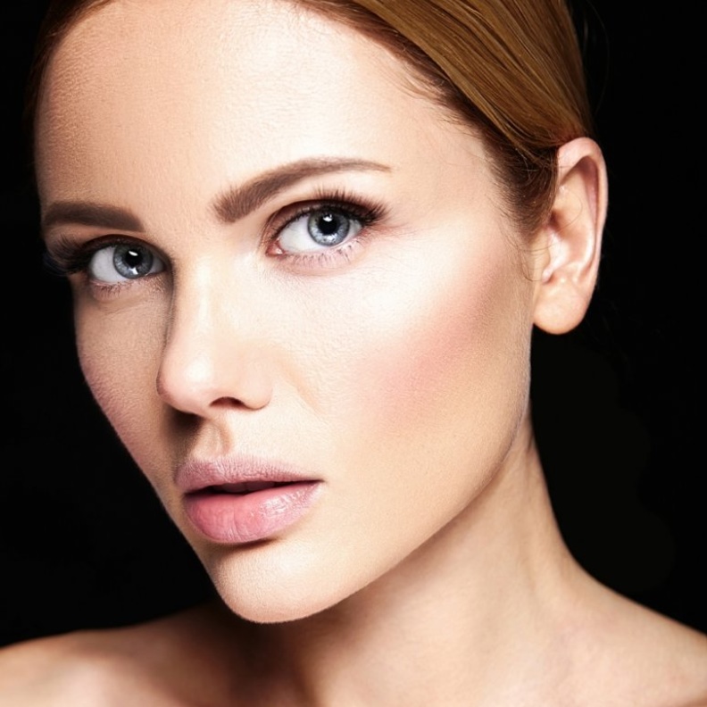 طرق تكبير الشفايف بالمكياج لاطلالة مميزة في يوم المرأة الإماراتية