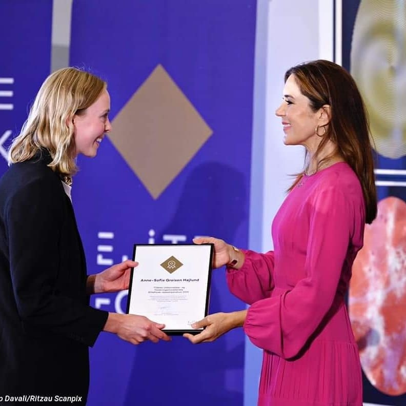 الأمير ماري بفستان أنيق متوسط الطول من ماركة No 21