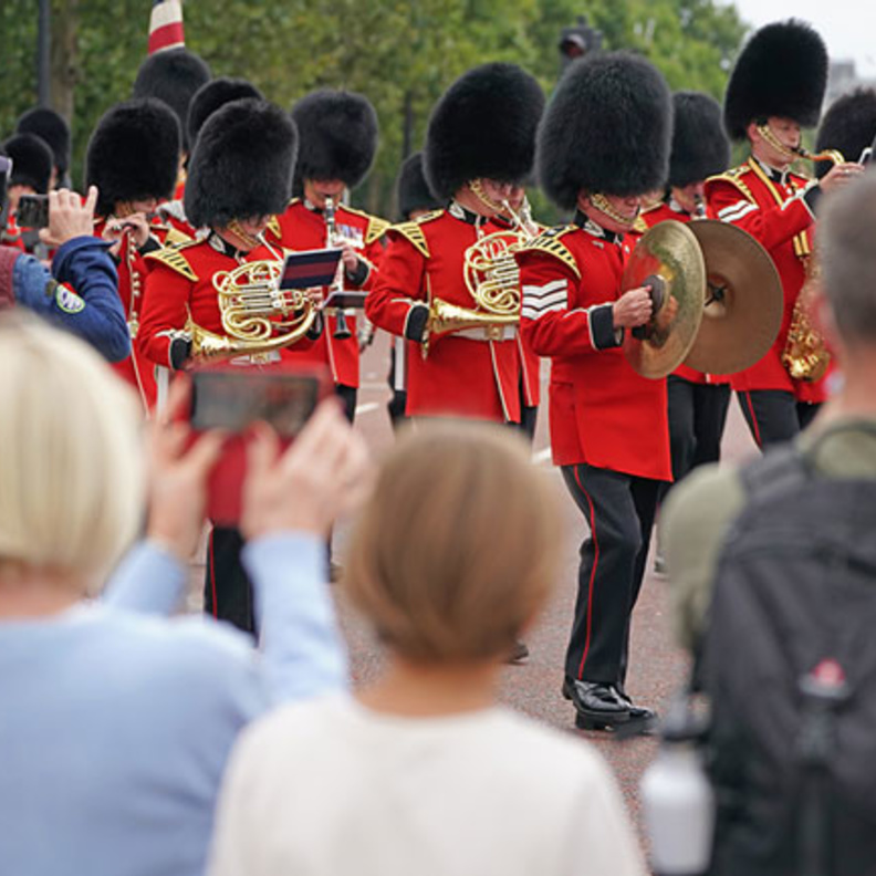 عودة مراسم تغيير الحرس الملكي في قصر باكنغهام للمرة الأولى منذ مارس 2020