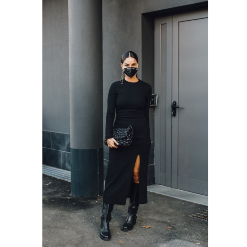 إرتداء لون واحد من الرأس إلى أخمص القدمين يخلق خطًا واحدًا طويلًا