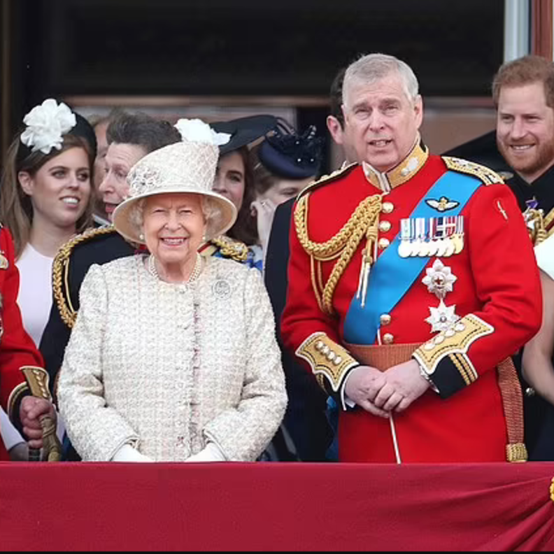 ملكة بريطانيا لا ترغب في حرمان الأمير أندرو من ألقابه الشرفية العسكرية