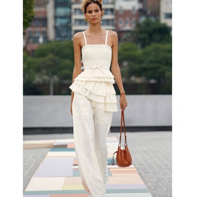 القصّة المستقيمة بأسلوب كلاسيكي بسيط بتصميم من Alberta Ferretti