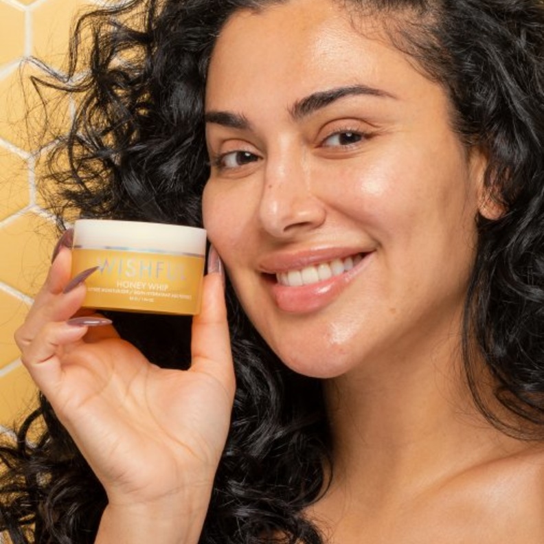 دلّلي بشرتك مع مرطّب WISHFUL HONEY WHIP PEPTIDE