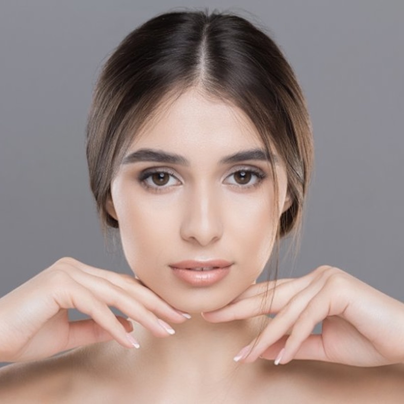 شفط دهون الذقن يزيل الدهون الزائدة من تحت الذقن