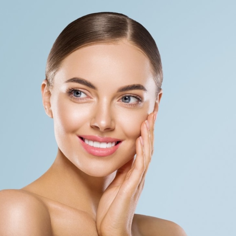 أفضل خلطات تبييض الوجه وتفتيح البشرة قبل يوم المرأة الإماراتية