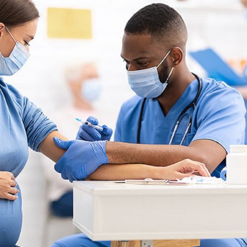 لقاحات كورونا لا تؤثر على الخصوبة والإنجاب