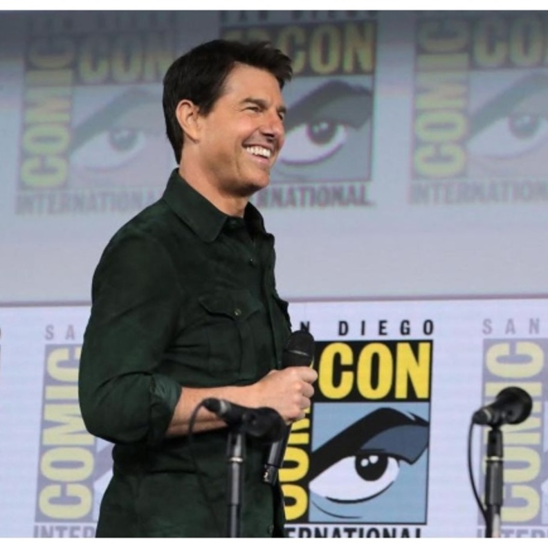 توم كروز يواصل تصوير Mission: Impossible 7 ويفاجئ عائلة بريطانية بالهبوط في حديقة منزلهم!