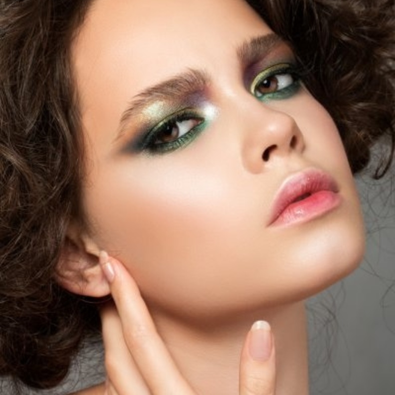  مكياج بألوان العلم الاماراتي احتفالاً بيوم المرأة الإماراتية    2021