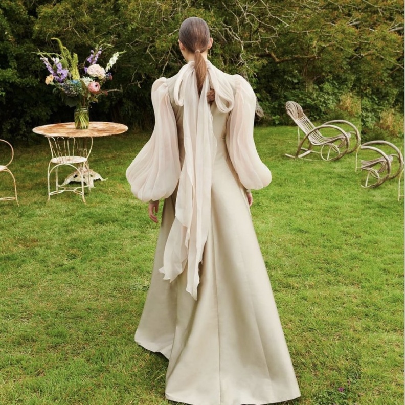 تبدع المصممة الإماراتية بدرية فيصل في علاماتها بليتش أزياء عصرية 